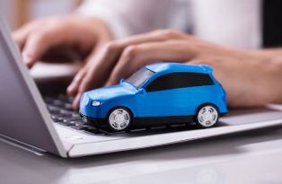 découvrez les prévisions des hausses des tarifs d'assurances auto et habitation en 2026, détaillées selon les profils des assurés pour mieux anticiper votre budget.