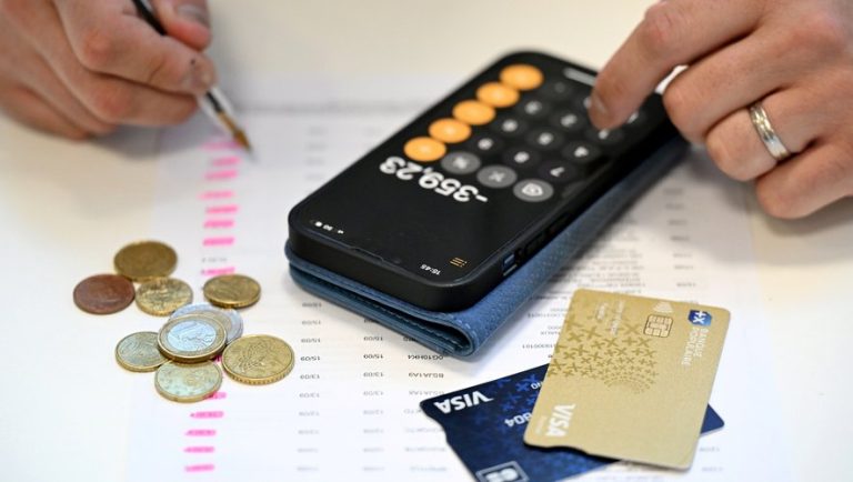 découvrez nos astuces efficaces pour réduire votre facture d'assurance habitation en 2026 et protégez votre maison tout en économisant.