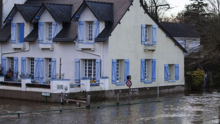 découvrez comment les inondations affectent l'assurance habitation, les garanties couvertes et les démarches à suivre pour être protégé efficacement.